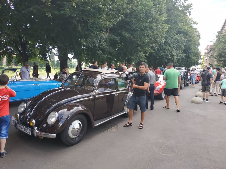 Учасники автопробігу "Земплінське ралі автоветеранів"