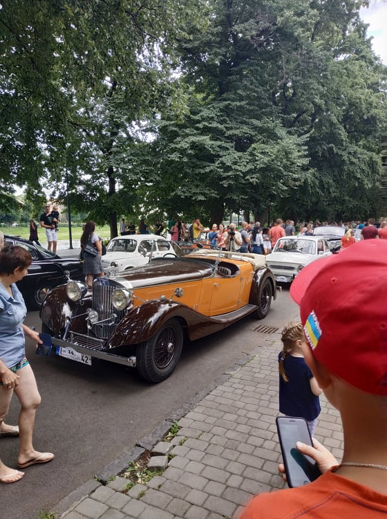 Учасники автопробігу "Земплінське ралі автоветеранів"