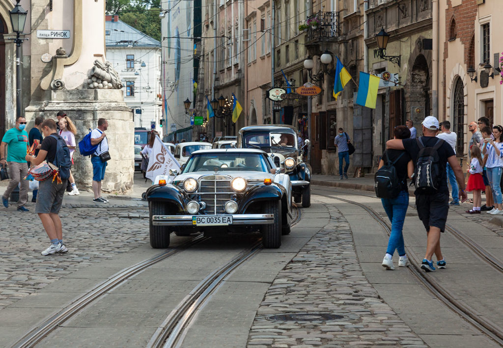 Члени клубу Клуб ЗАЗ Козак на святкових заходах на Площі Ринок У Львові 24 серпня 2020 року з нагоди Дня Незалежності