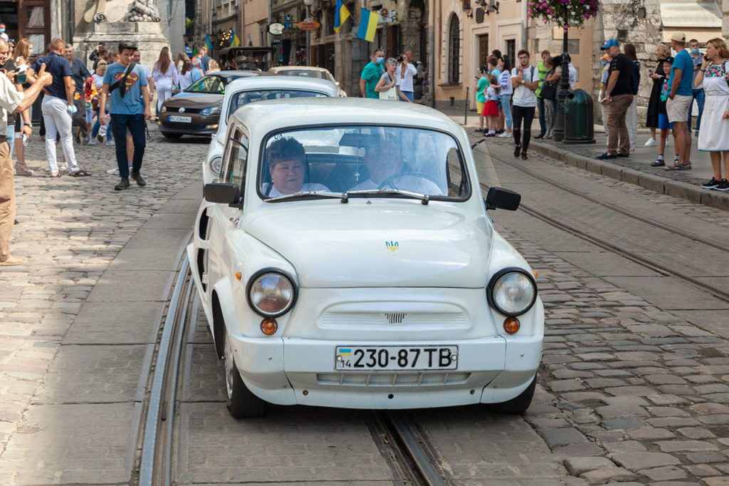 Члени клубу Клуб ЗАЗ Козак на святкових заходах на Площі Ринок У Львові 24 серпня 2020 року з нагоди Дня Незалежності