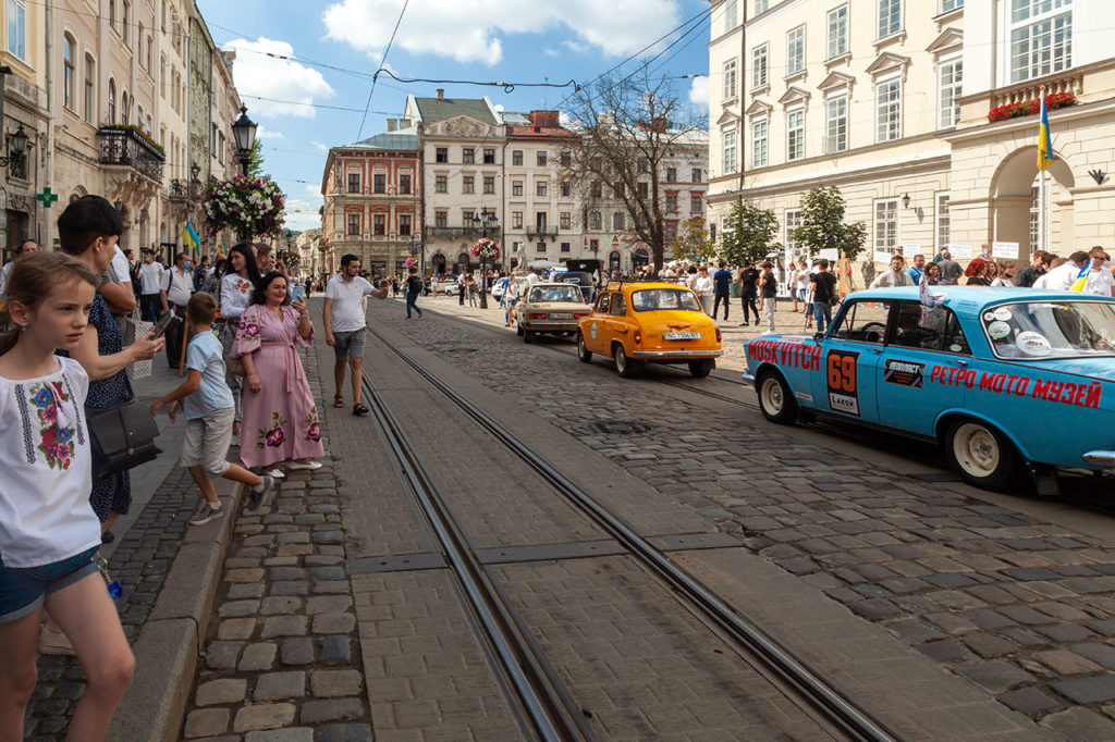 Члени клубу Клуб ЗАЗ Козак на святкових заходах на Площі Ринок У Львові 24 серпня 2020 року з нагоди Дня Незалежності