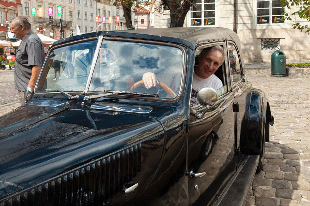 Члени клубу Клуб ЗАЗ Козак на святкових заходах на Площі Ринок У Львові 24 серпня 2020 року з нагоди Дня Незалежності