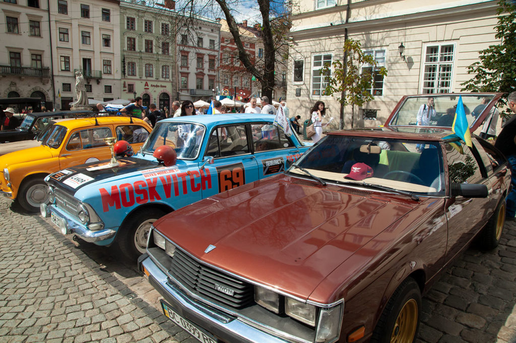 Члени клубу Клуб ЗАЗ Козак на святкових заходах на Площі Ринок У Львові 24 серпня 2020 року з нагоди Дня Незалежності