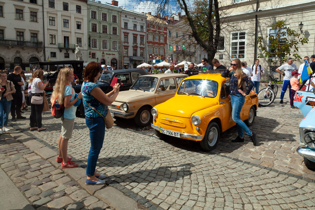 Члени клубу Клуб ЗАЗ Козак на святкових заходах на Площі Ринок У Львові 24 серпня 2020 року з нагоди Дня Незалежності