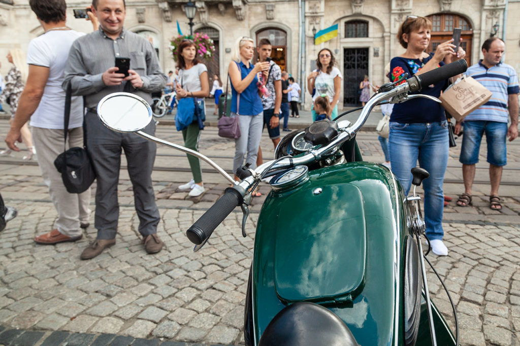 Члени клубу Клуб ЗАЗ Козак на святкових заходах на Площі Ринок У Львові 24 серпня 2020 року з нагоди Дня Незалежності