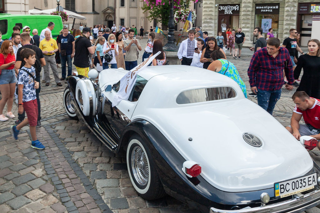 Члени клубу Клуб ЗАЗ Козак на святкових заходах на Площі Ринок У Львові 24 серпня 2020 року з нагоди Дня Незалежності
