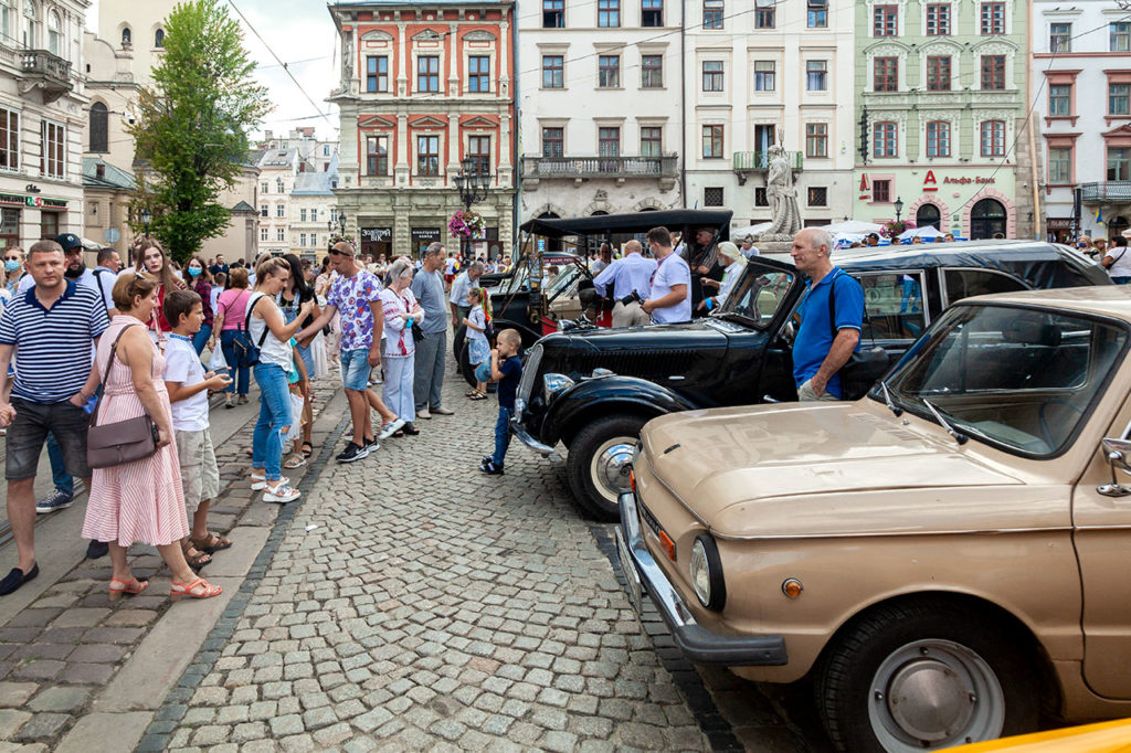 Члени клубу Клуб ЗАЗ Козак на святкових заходах на Площі Ринок У Львові 24 серпня 2020 року з нагоди Дня Незалежності