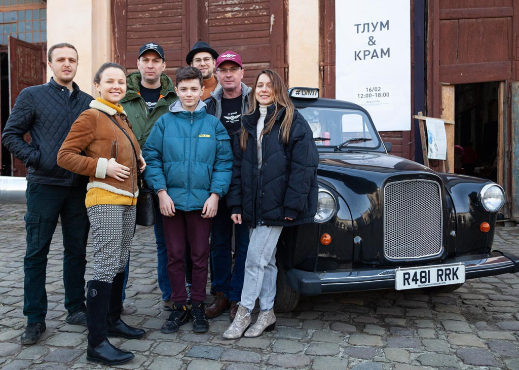 Члени Клубу ЗАЗ Козак на львівському блошиному ринку "TLUM & KRAM"