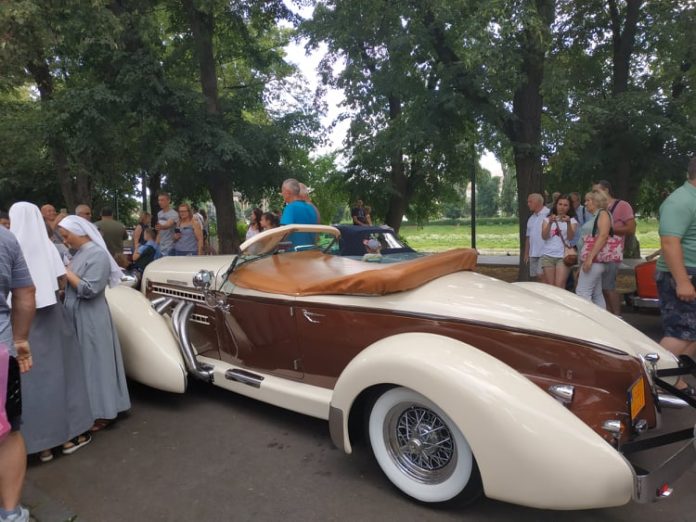 Учасники автопробігу "Земплінське ралі автоветеранів"