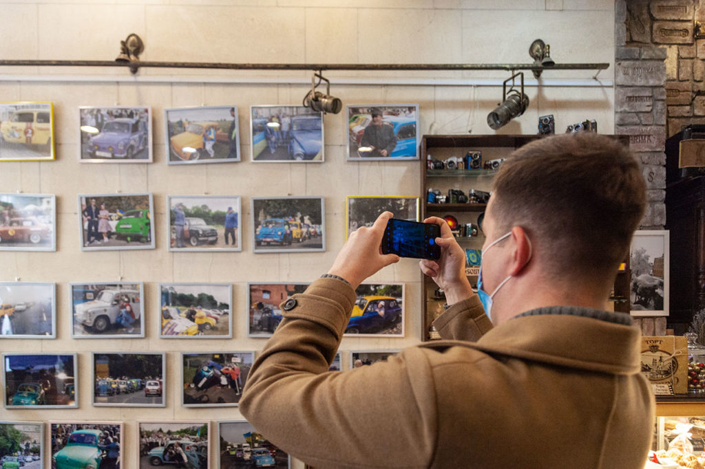 Експозиція виставки з нагоди 60-тилітнього ювілею Запорожця