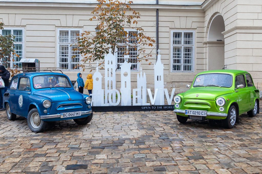 Запорожці ЗАЗ-965 біля Львівської Ратуші