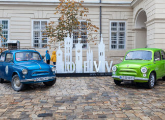 Закриття Автомобільного сезону 2020 року співпало з ювілеєм “Горбатого” Запорожці ЗАЗ-965 біля Львівської Ратуші