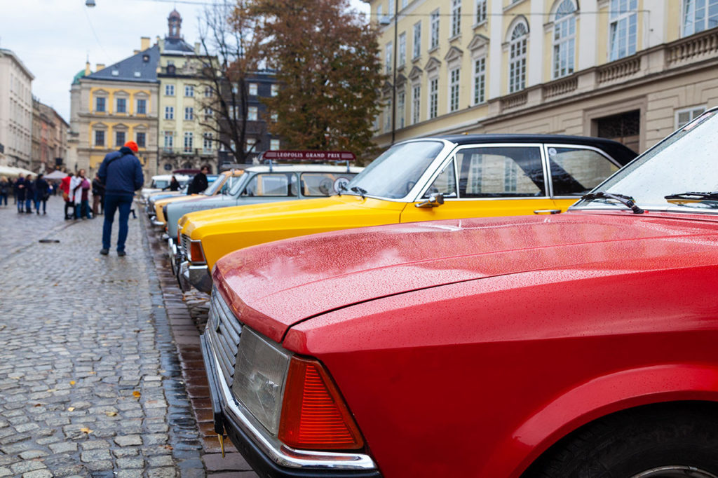 Автомобілі членів Клубу ЗАЗ Козак на Площі Ринок у Львові