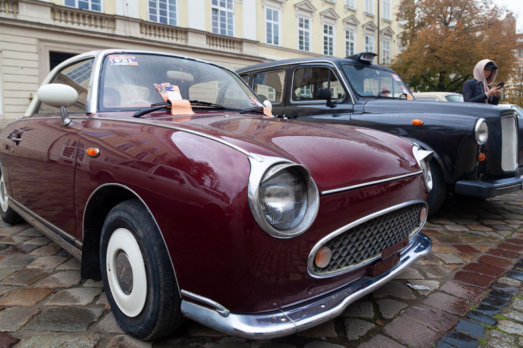 Автомобілі членів Клубу ЗАЗ Козак на Площі Ринок у Львові