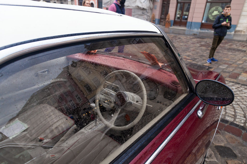 Автомобілі членів Клубу ЗАЗ Козак на Площі Ринок у Львові