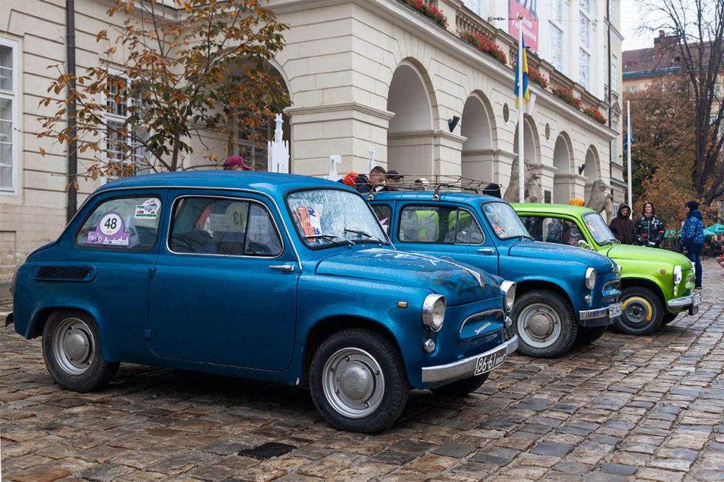 Автомобілі членів Клубу ЗАЗ Козак на Площі Ринок у Львові