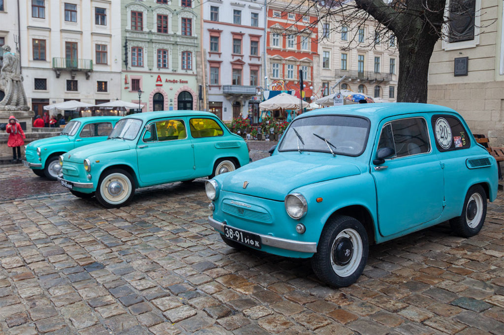 Автомобілі членів Клубу ЗАЗ Козак на Площі Ринок у Львові