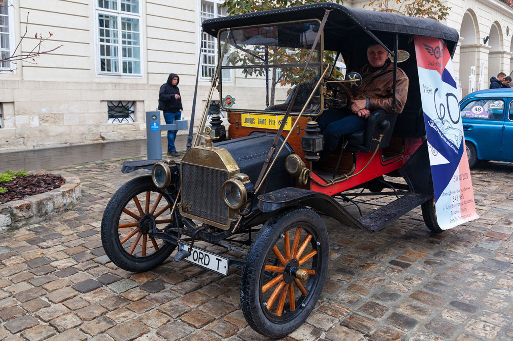 Автомобілі членів Клубу ЗАЗ Козак на Площі Ринок у Львові