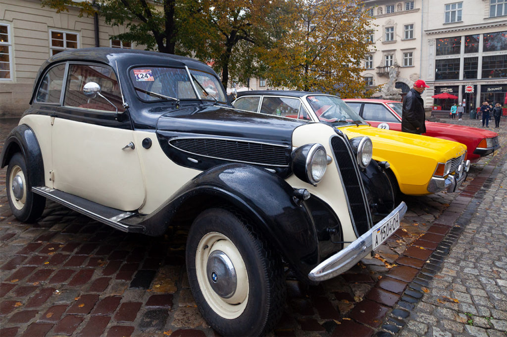 Автомобілі членів Клубу ЗАЗ Козак на Площі Ринок у Львові